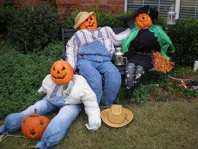 Scarecrows……The Perfect Fall Decoration
