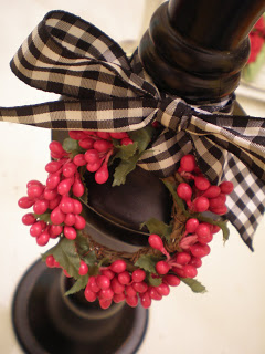BEAUTIFUL RED OR WHITE BERRY WREATH NAPKIN RINGS