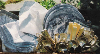 Memorial Day tablescape decorations picnic in a crate