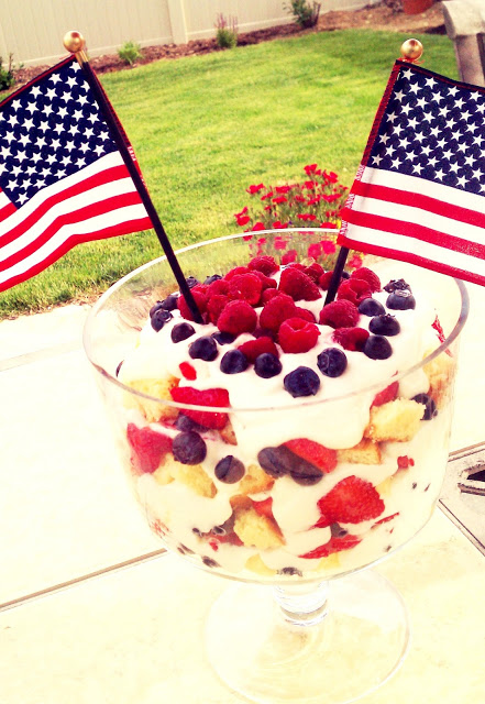 Memorial Day dessert, 4th of July Dessert, Berry Trifle, red white and blue dessert, Pound cake berry triffle, Summer desserts