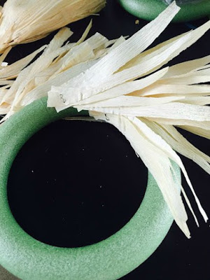 Corn husk wreath tutorial- Karins Kottage