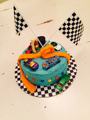 Hot wheels race track cake- The Style Sisters, Hot Wheels car cake PInterest