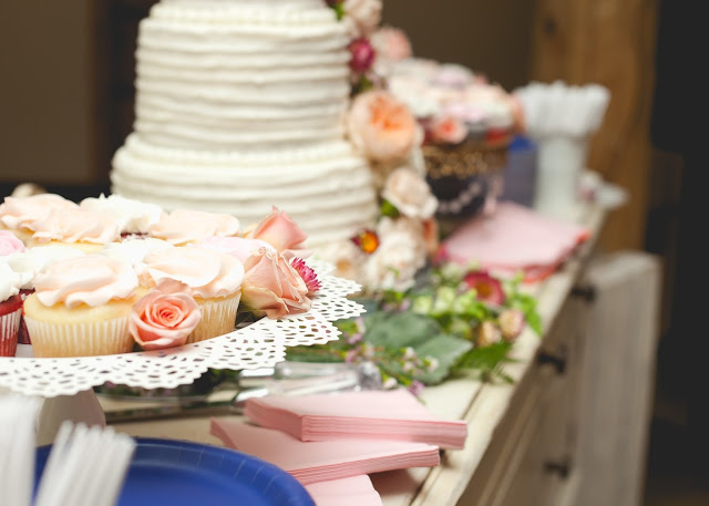 Wedding cake with flowers cascading, Peach and Navy Blue wedding part 2- The Cake, The Style Sisters,Madison Larsen Photography, Party Pail,  Wedding cake with fresh flowers