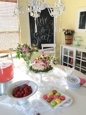 small wedding reception idea, fresh flowers on bakery cake, easy wedding receptio