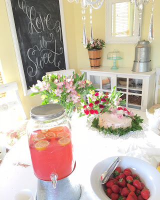 small wedding reception idea, fresh flowers on bakery cake, easy wedding receptio