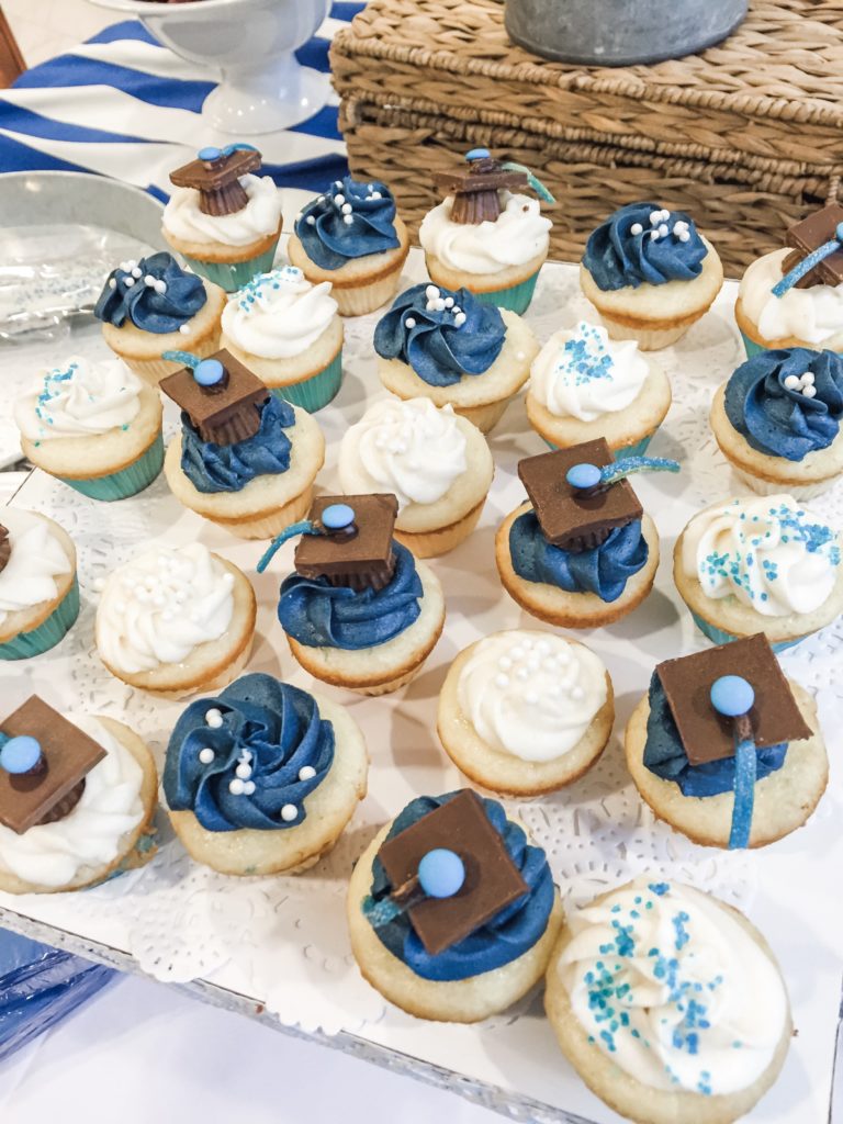 Blue and White Graduation cap cupcakes