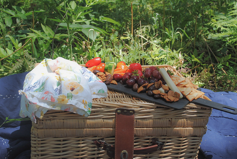 Charcuterie board on picnic basket- Karins Kottge