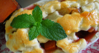 How to make mini peach raspberry pies in ramekins
