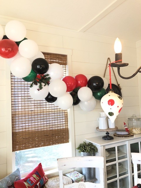 Balloon arch for buffalo check plaid table