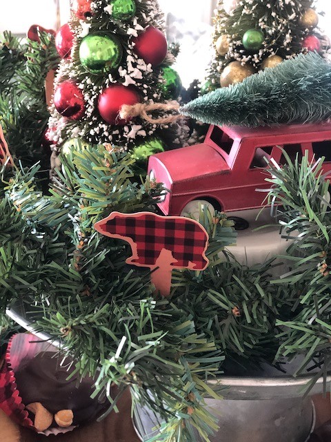 How to set a Buffalo Plaid Christmas Table - Karins Kottage