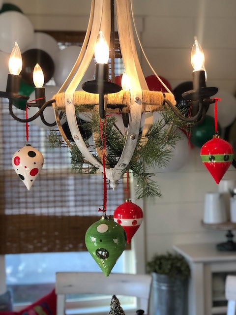 https://karinskottage.com/wp-content/uploads/2020/12/Christmas-Buffalo-check-tablescape-chandelier-2.jpg