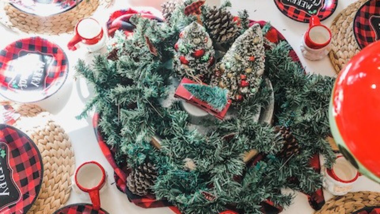 How to set a Buffalo Plaid Christmas Table - Karins Kottage