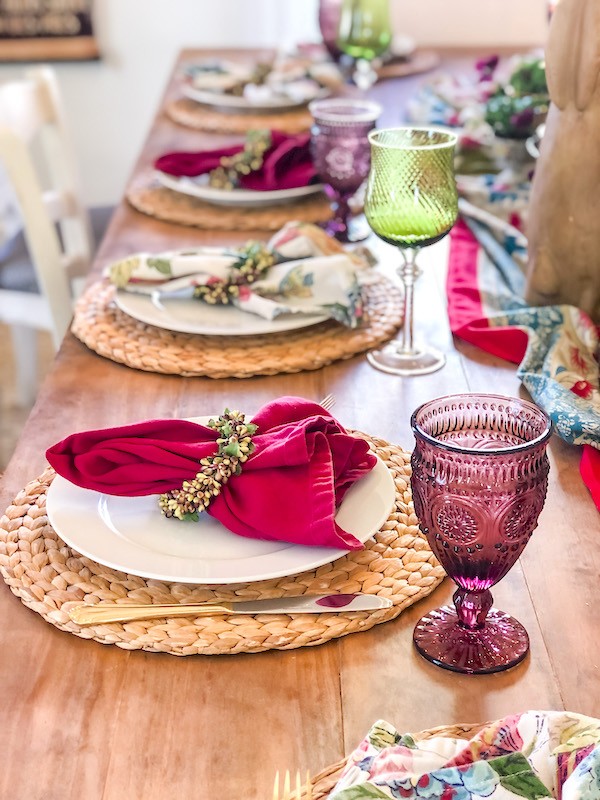 Floral-napkins-on-tea-cup-tablescape