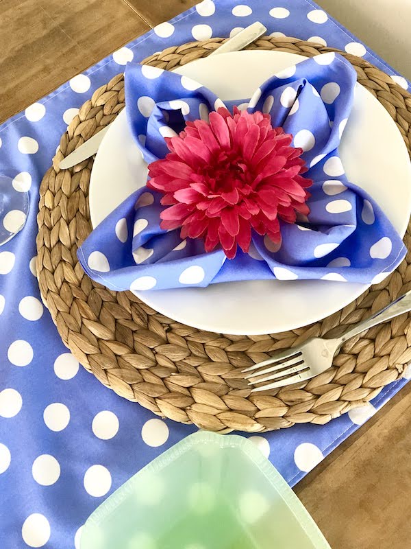 How to set an easter table with polka dots