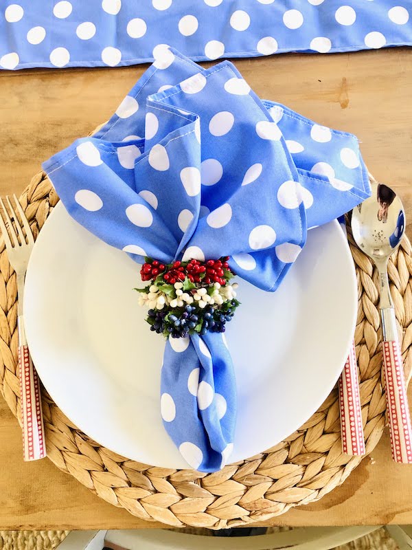 How to set an Easter table? Using cloth napkins, and a matching table runner. 