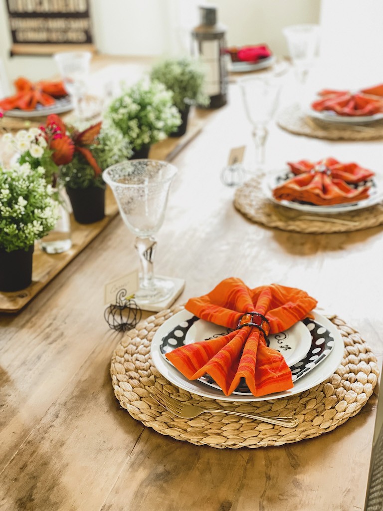 https://karinskottage.com/wp-content/uploads/2021/08/How-to-set-an-early-fall-tablescape.jpg