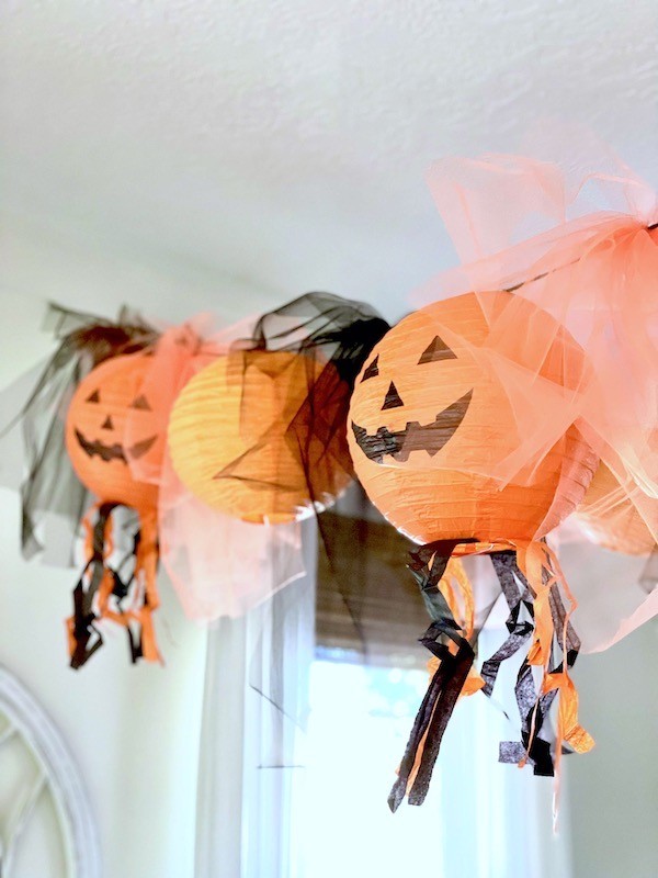 How to make a Halloween garland out of tulle and paper lanterns- Karins Kottage