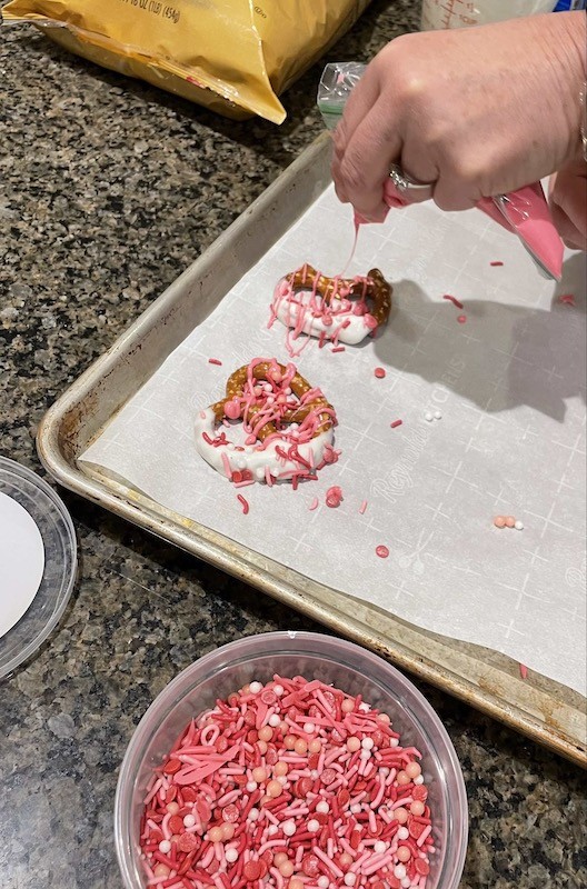 Easy pink and white dipped and drizzled Valentine pretzel knots- Karins Kottage