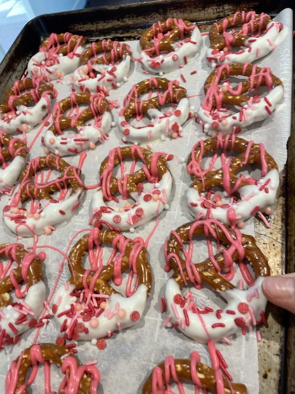 Easy pink and white dipped and drizzled Valentine pretzel knots- Karins Kottage