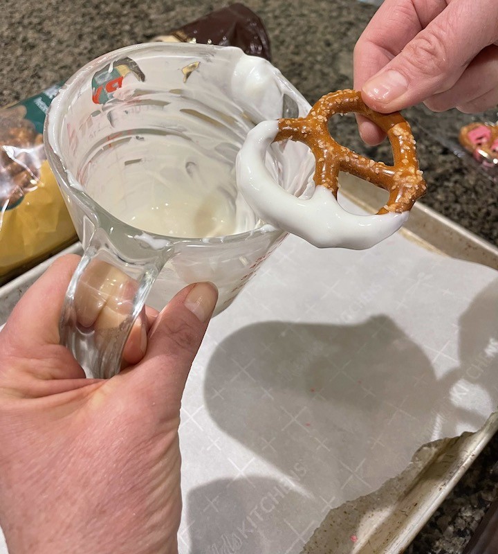 Easy pink and white dipped and drizzled Valentine pretzel knots- Karins Kottage