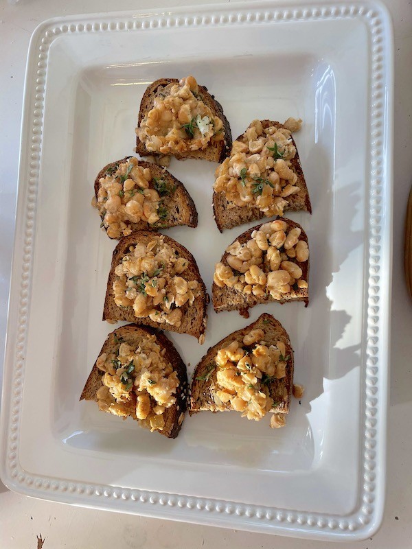 How to make vegan white bean toast appetizer 