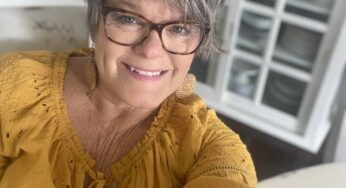 What to wear with gold eyelet peasant blouse
