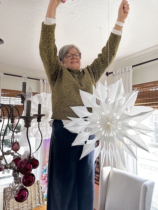 Karins Kottage  Hanging snowflakes
