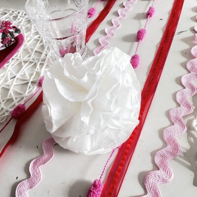 Crafting White Fluffy Flowers: Valentine’s Day Table Elegance Made Easy!