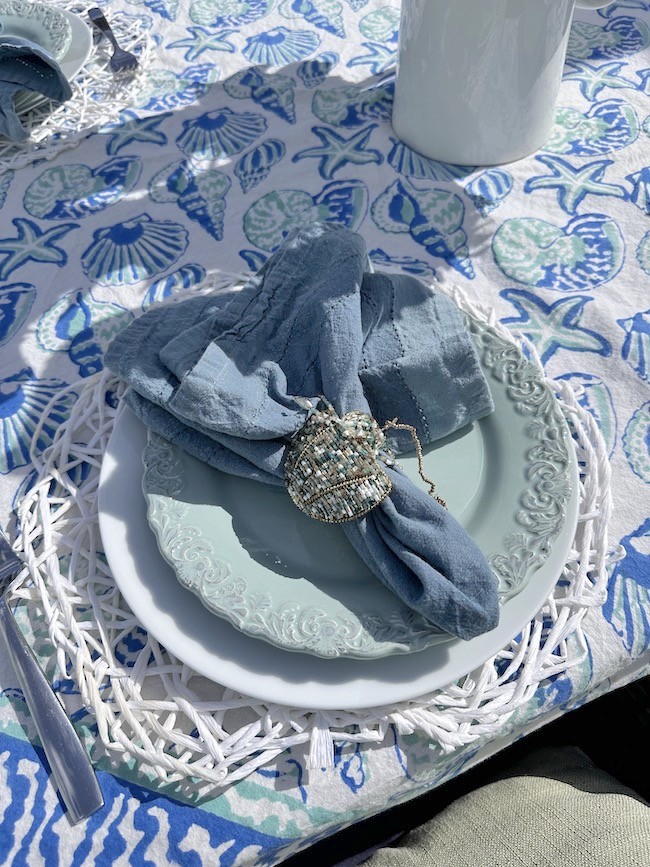 How to Set a Blue and White Outdoor Tablescape