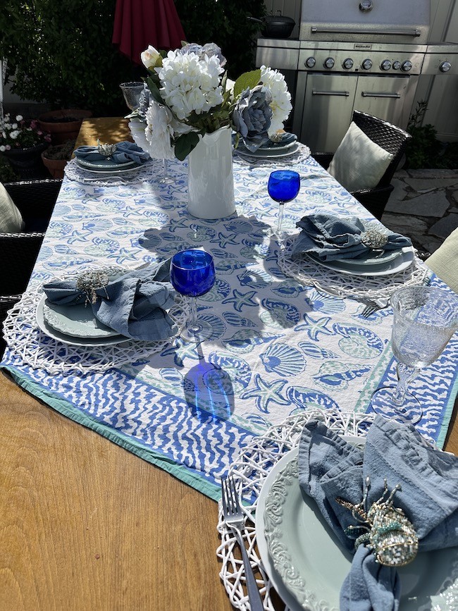 How to Set a Blue and White Outdoor Tablescape