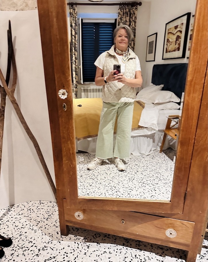 quilted vest outfit for fall travel for women over 50