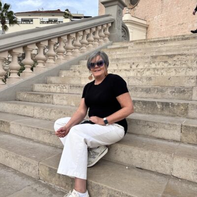 When it comes to an effortless travel outfit, My black and white travel outfit is both for comfort and style. To make travel packing easier build an outfit around classic, timeless pieces.