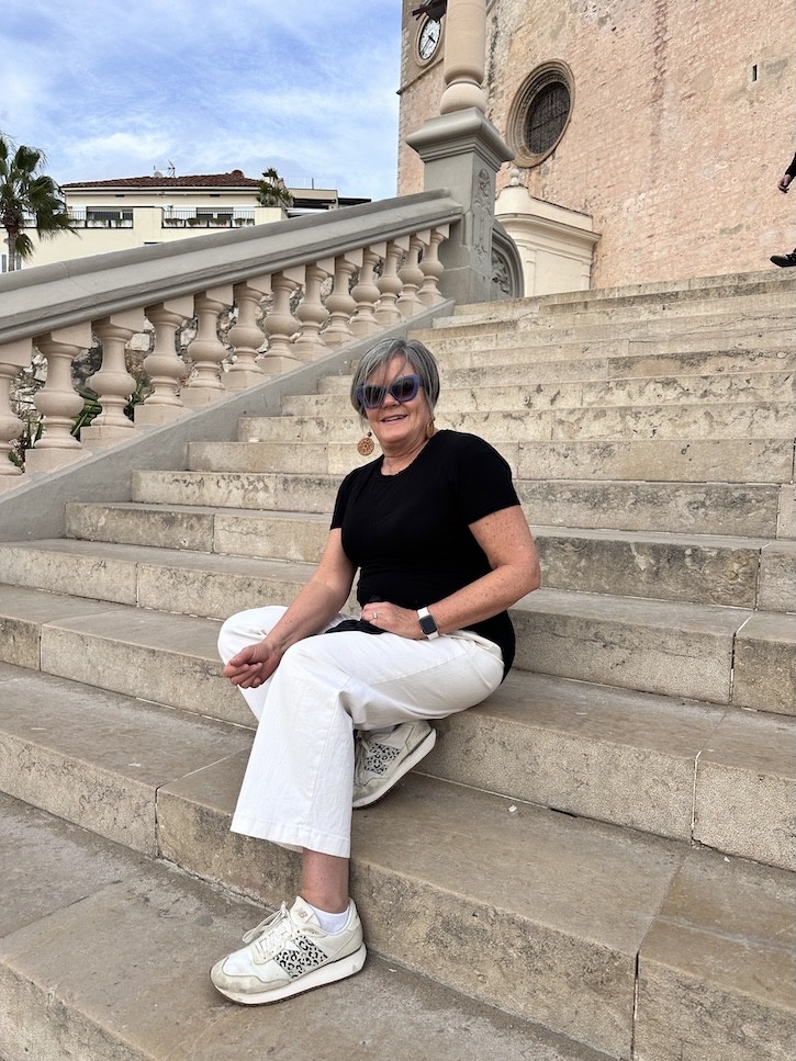 When it comes to an effortless travel outfit, My black and white travel outfit is both for comfort and style. To make travel packing easier build an outfit around classic, timeless pieces.
