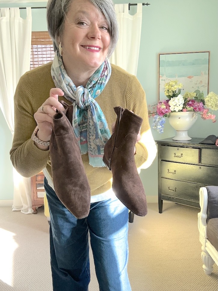 jeans and white t-shirt outfits for women over 50