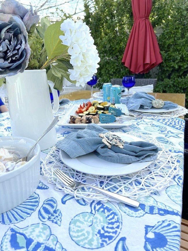 blue and white outdoor tablescape ideas