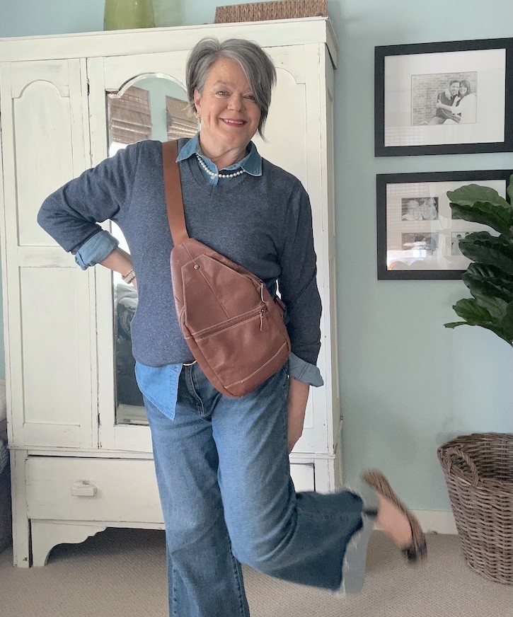 casual outfit for women over 50 wide leg jeans