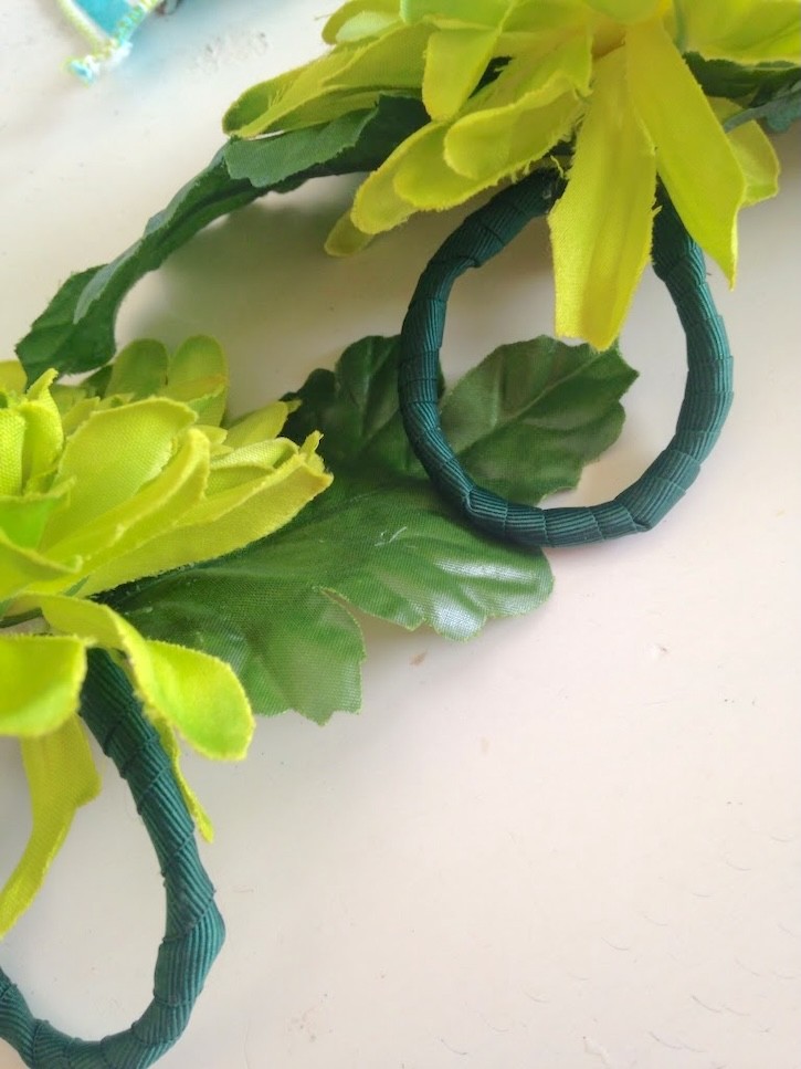 Make easy flower napkin rings 