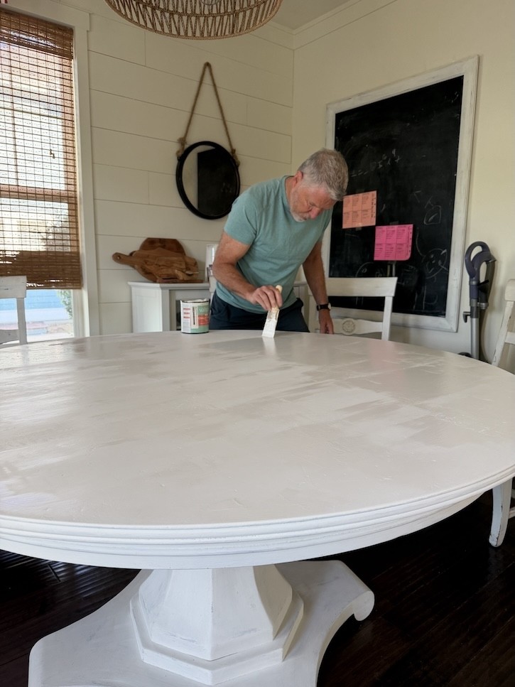 paint a kitchen table with chalk paint