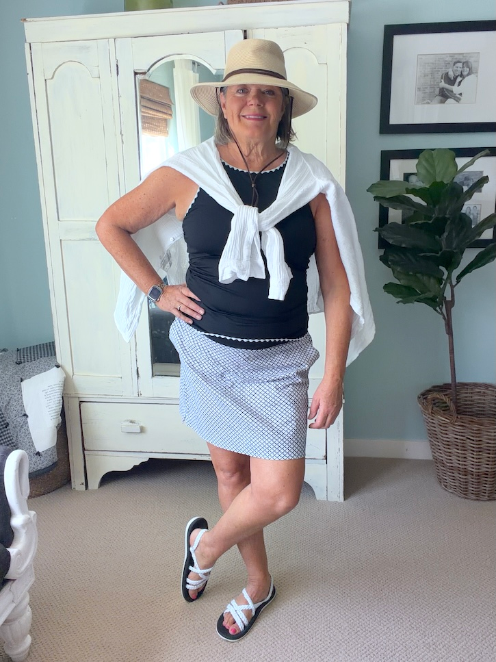 Black and white sport skirt outfit for an active day in Italy